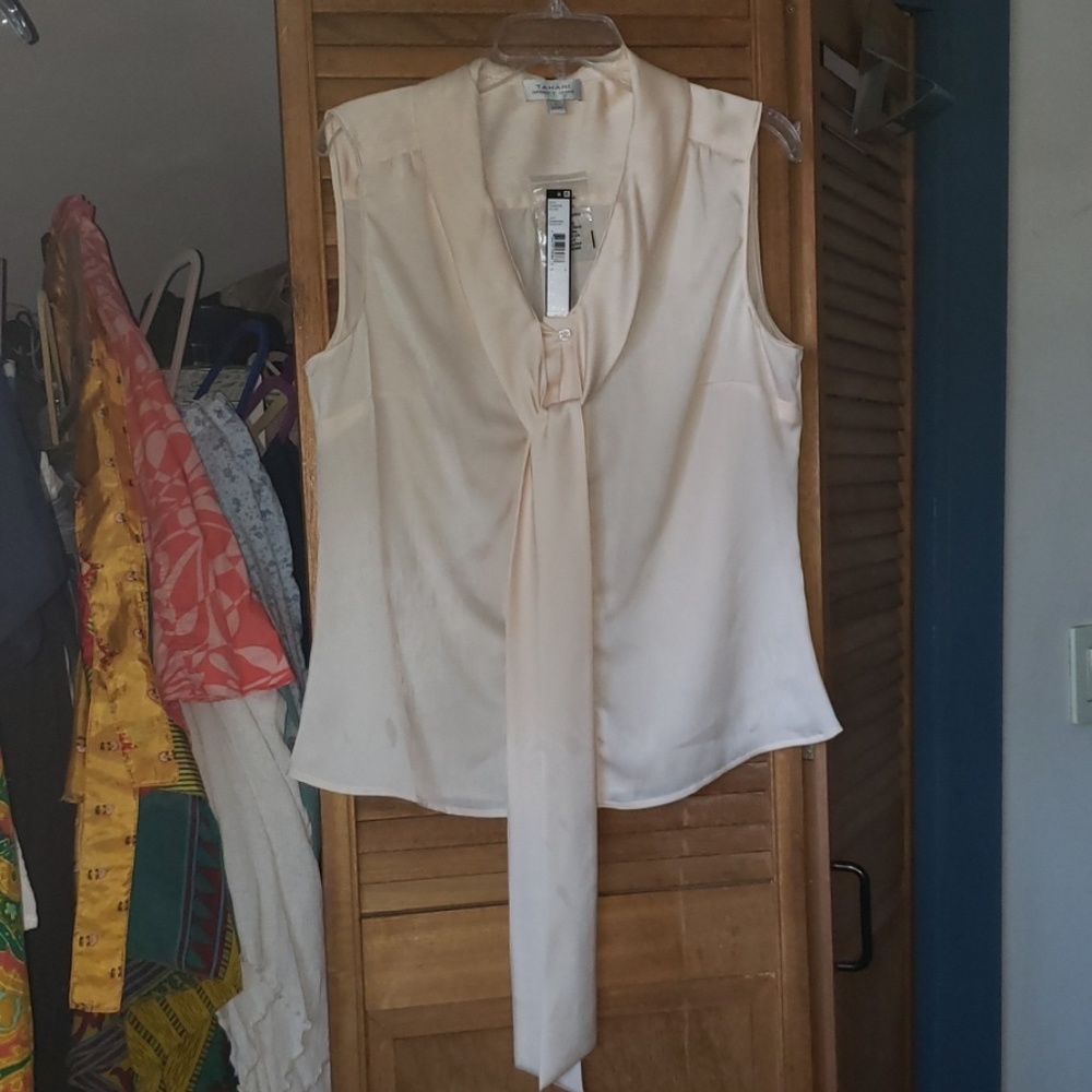 Tahari  Sleeveless crepe blouse NWT size large